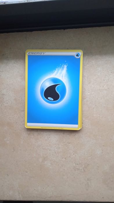 100 cartas de Pokémon com caixa e moeda especial