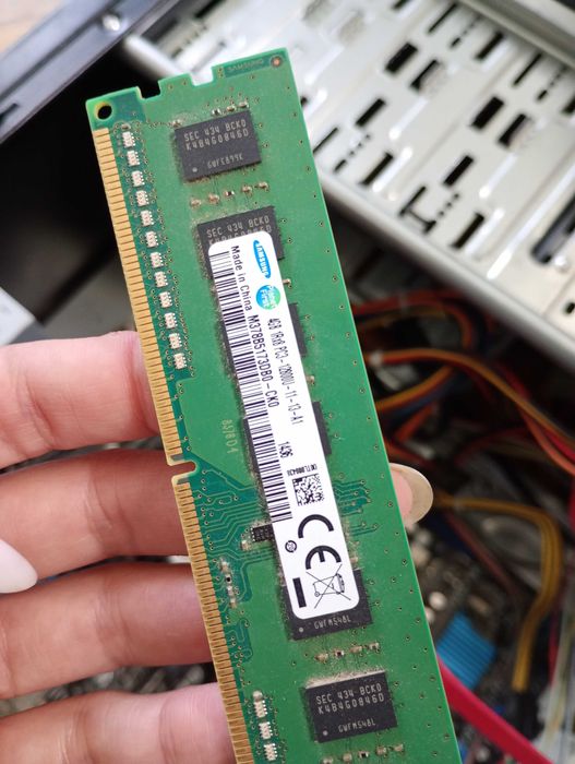 Комп запчастини: корпус, проц + живлення, мамка, пам'ять, дисковод