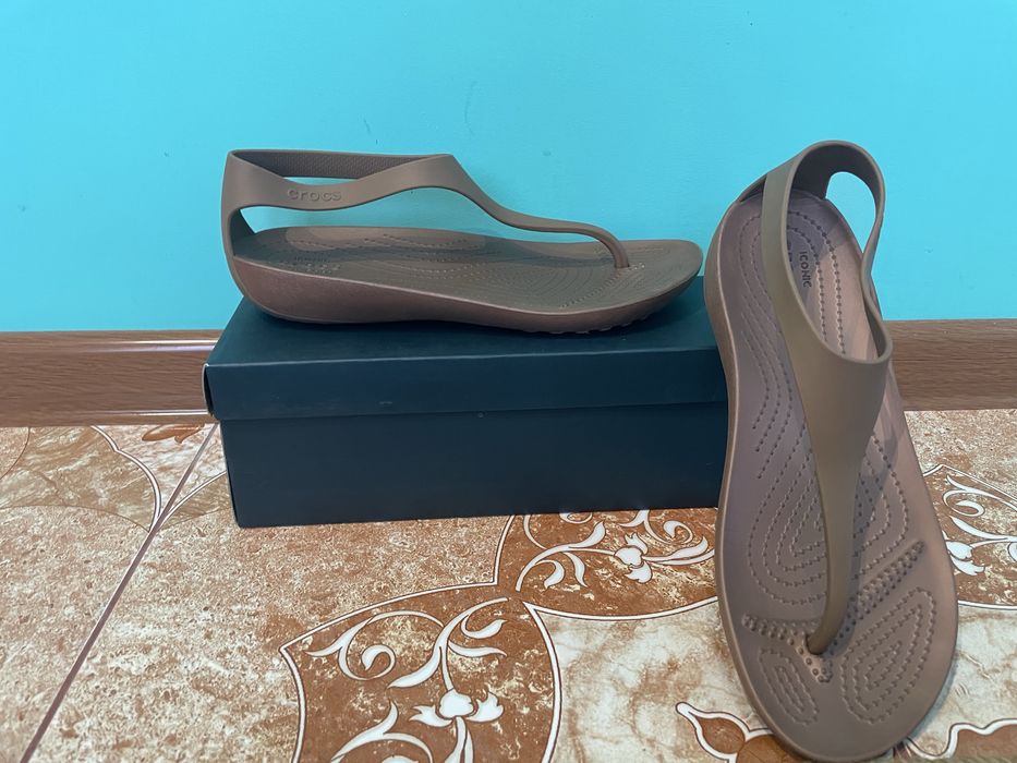 Туфлі Carlo Pazolini та crocs