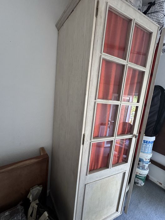 Armário de roupa com cortinas feitas à medida