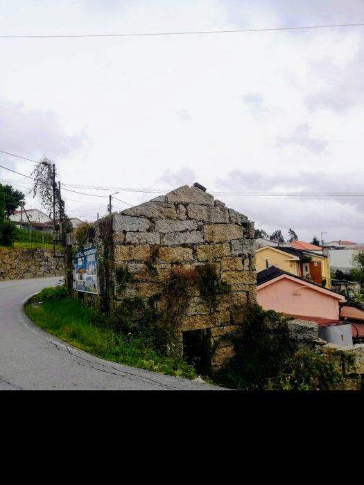 Casa em Ruínas Gêmeos Guimaraes