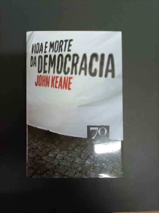 Vida e Morte da Democracia