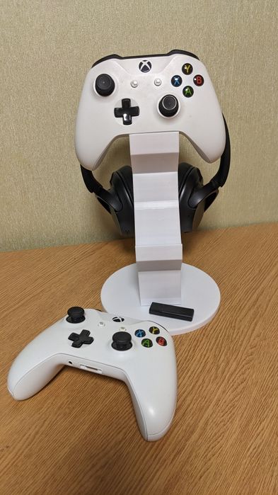 GameTower Duo – вертикальна підставка для двох контролерів і гарнітури