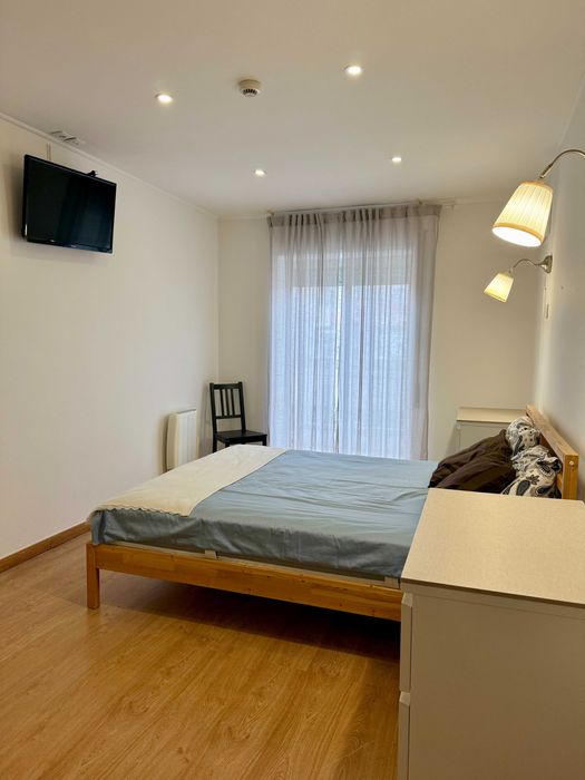 Aluga-se Quarto inserido em Moradia