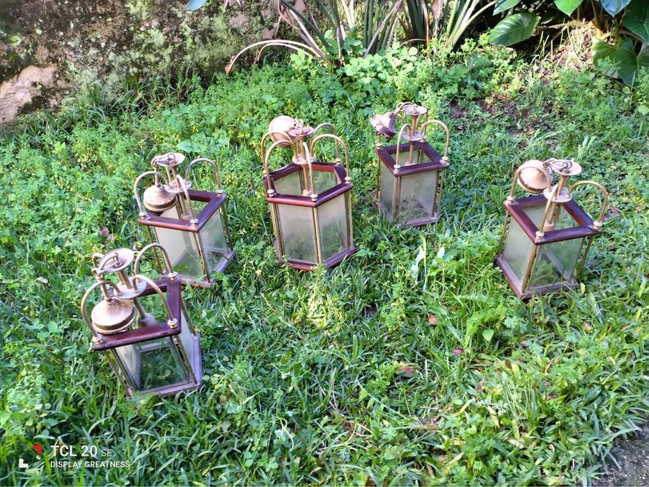 Cinco candeeiros em madeira e metal