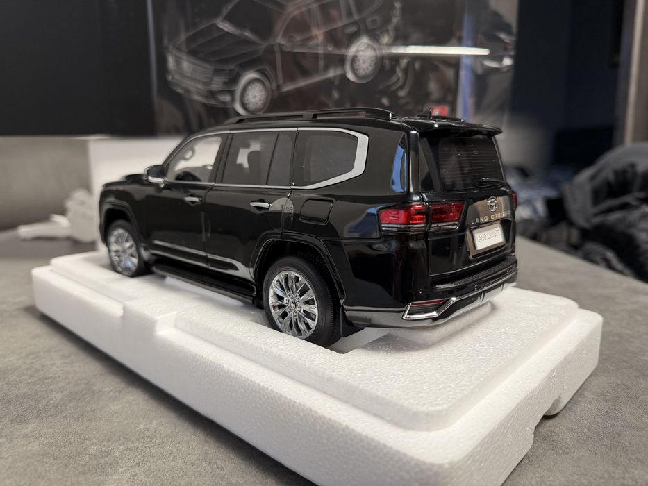 Продам коллекционную модель LC300 1:18