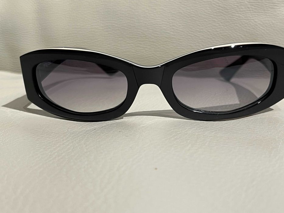 Okulary przeciwsłoneczne włoskie, wzór pikowania na zausznikach