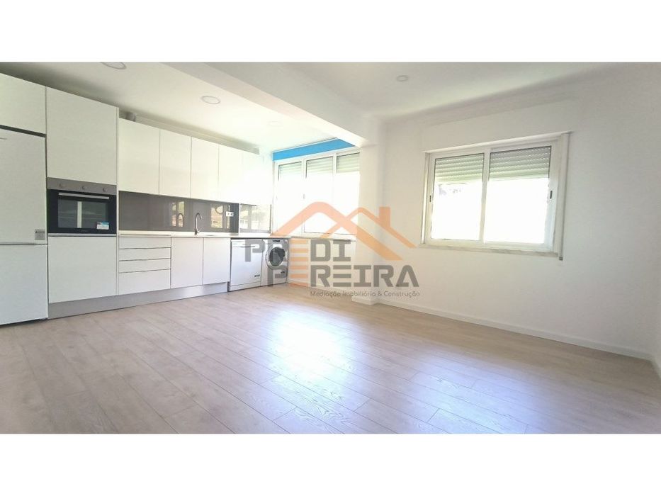 T2+1 em remodelação, com logradouro , situado na Amadora. — Águas Livres, Lisboa