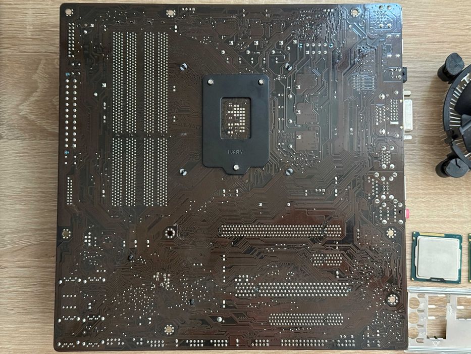 ASUS P8H77-M | Xeon E3-1230 v2 | 12GB RAM | + Dodatki