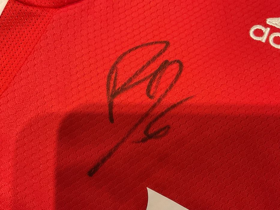 Camisola da Adidas do Sport Lisboa e Benfica assinada pelos jogadores