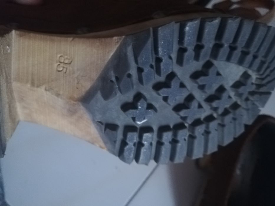 Sapatos camurça com sola de madeira