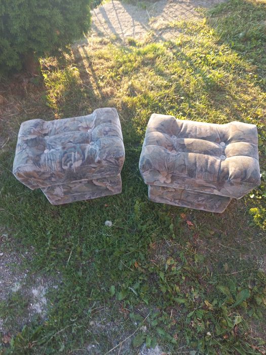 Dwa fotele plus dwie pufy