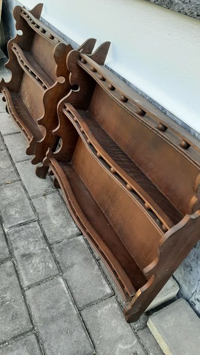 Duas estantes em madeira estilo rústico.