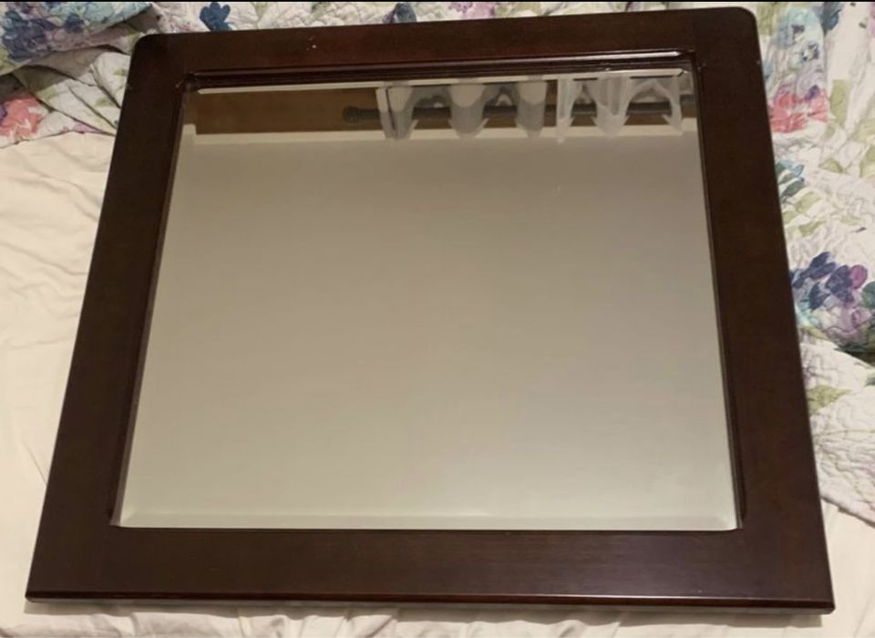 Espelho 70x70cm com base em madeira