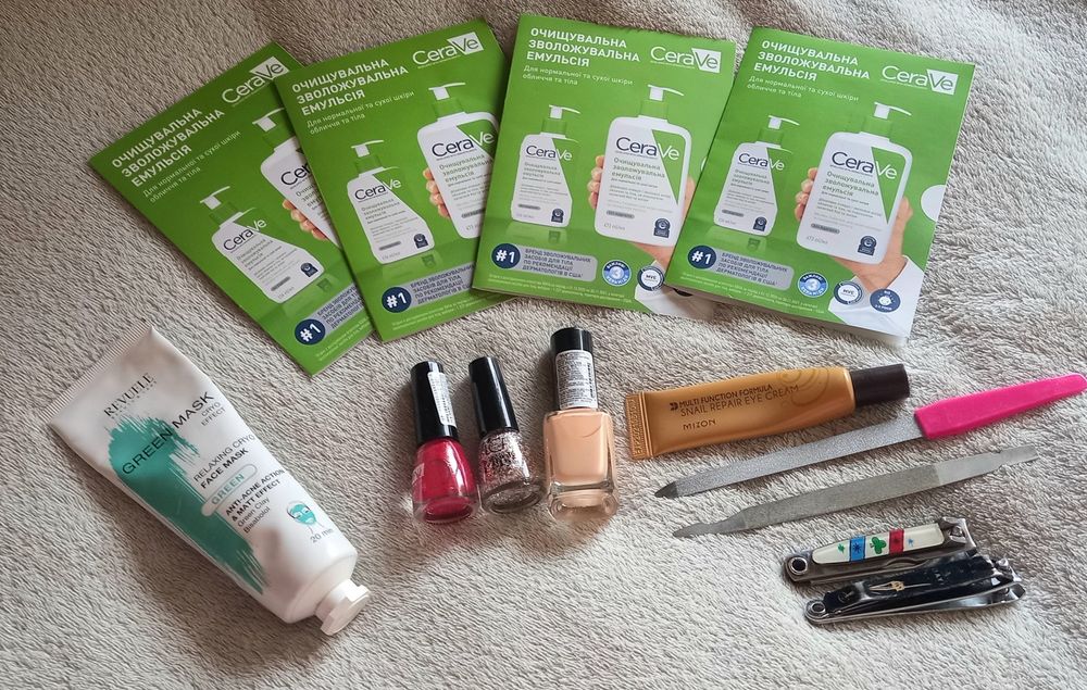 Набір жіночої косметики, догляд за обличчям, лаки для нігтів