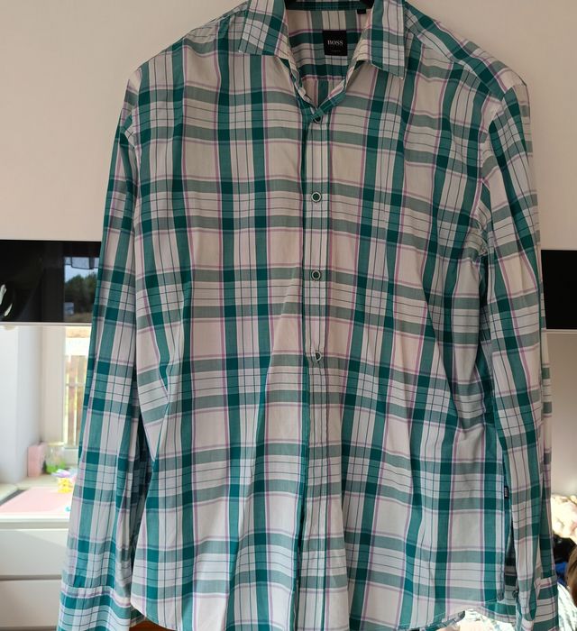 Cienka koszula Hugo bossa idealna na lato.