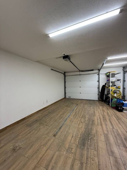 Продаж будинку з басейном та видом