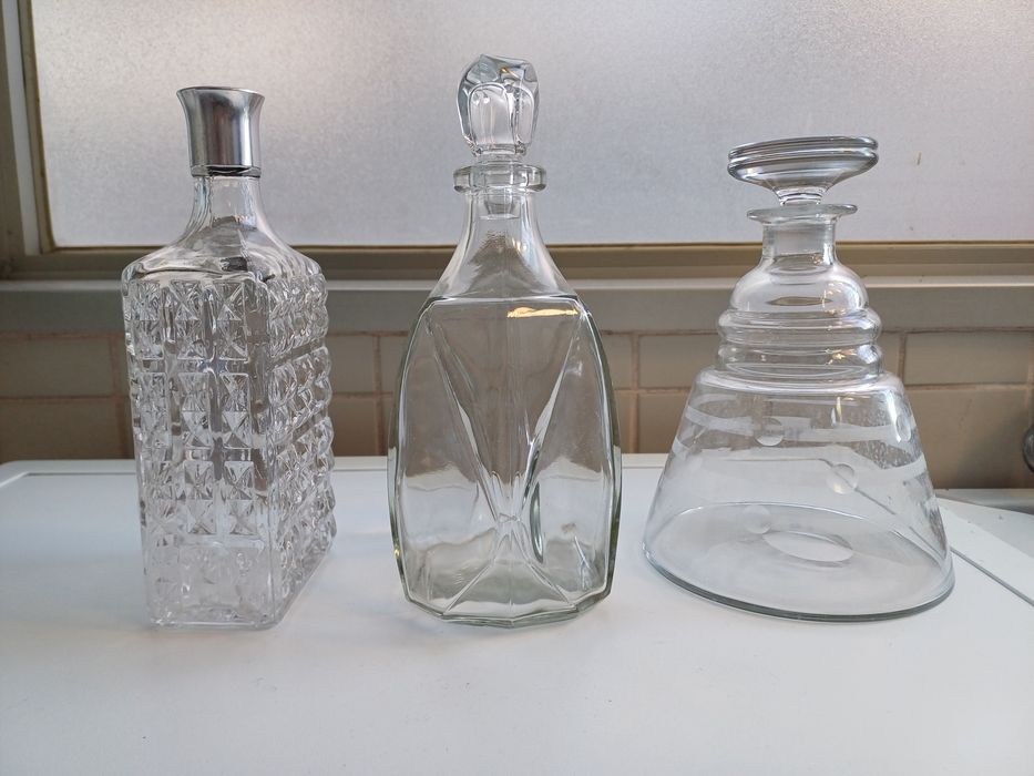2 garrafas antigas de vidro para licores, whisky, etc.
