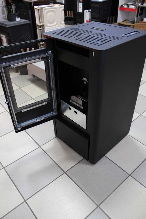 Piec kominek na pellet Thelma 9 kW z nadmuchem czarny