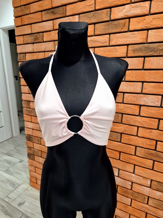 Top z odkrytymi plecami