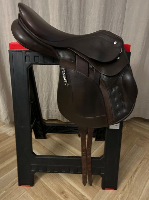 siodło skokowe Passier, model Carolina. Rozmiar siedziska: 17.5”