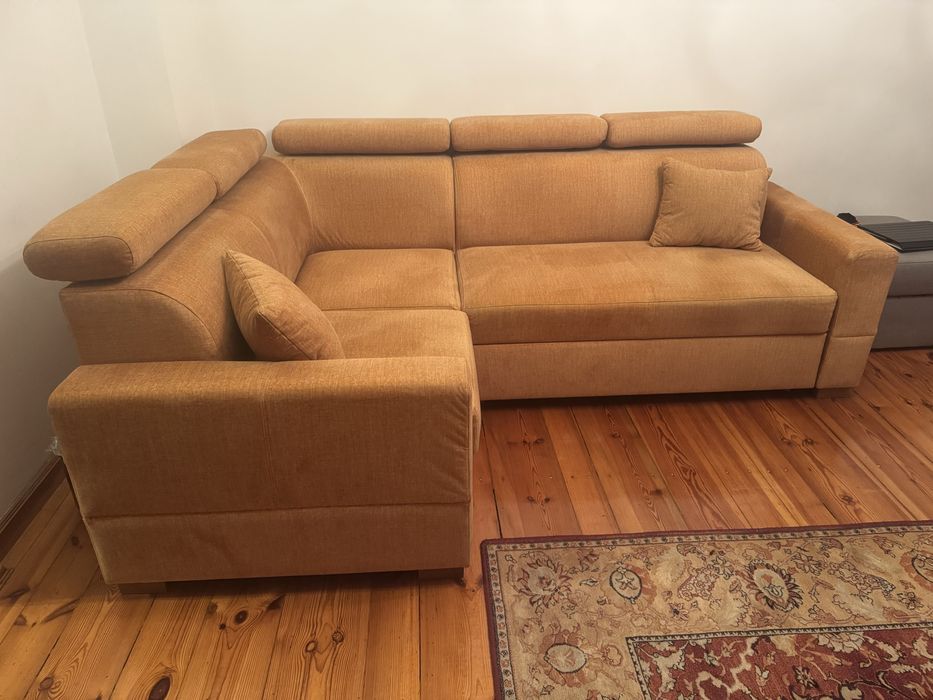 Żołta rozkładana kanapa narożna