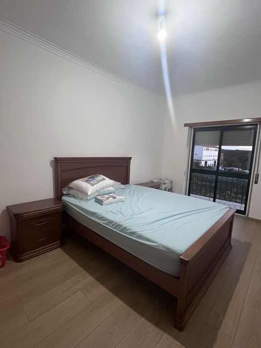Cama e mesas de cabeceira a combinar - Madeira maciça (usada)