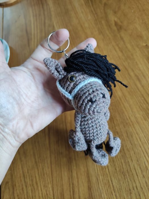 Robiony ręcznie brelok konik