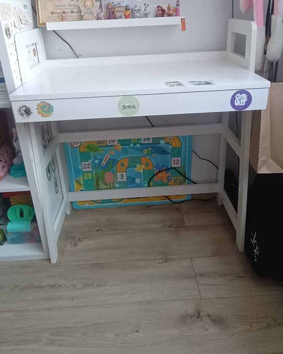 Białe biurko z szuflada