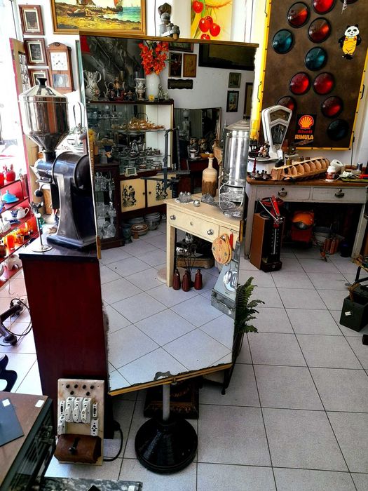 Espelho de alfaiate antigo estilo industrial com um pé magnífico