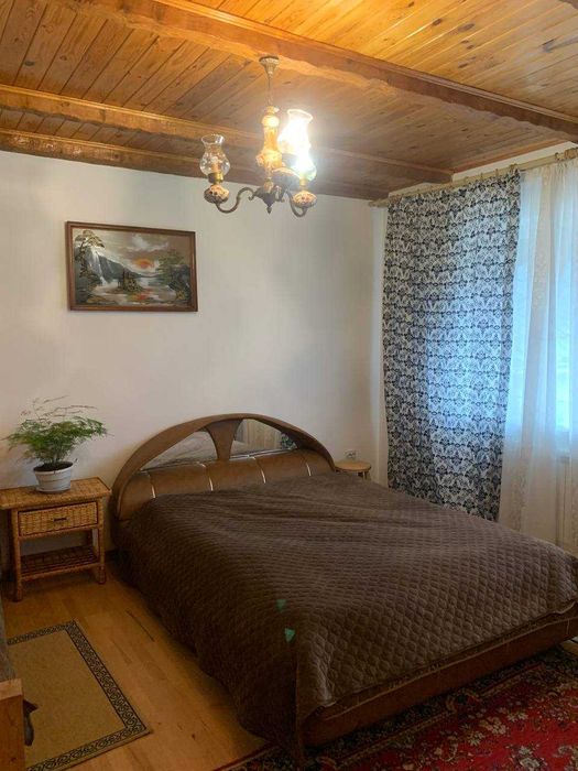 Триповерховий будинок у центрі Яремче 300 м²