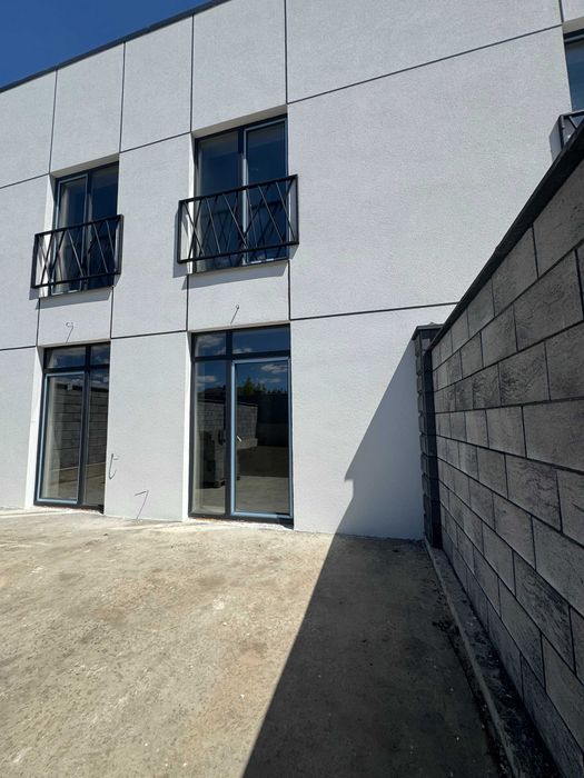 Котедж в районы Щасливого з власним подвір'ям