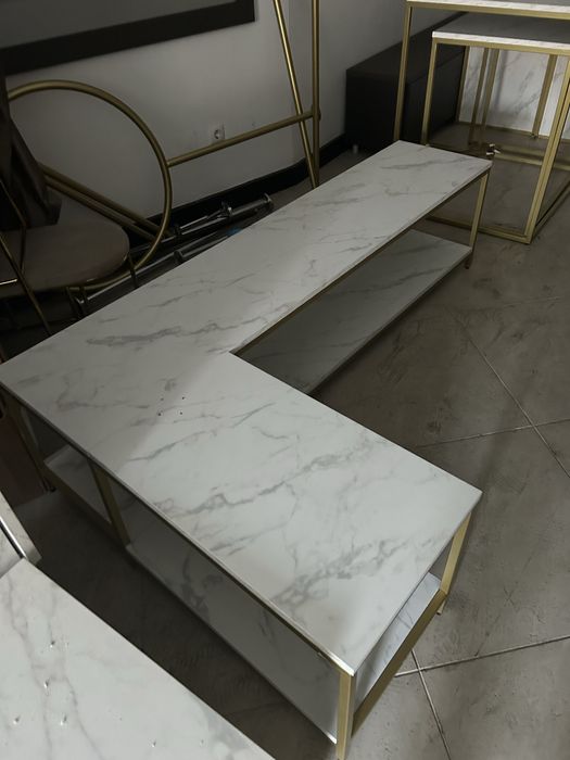 Mesa se exposicao em forma L