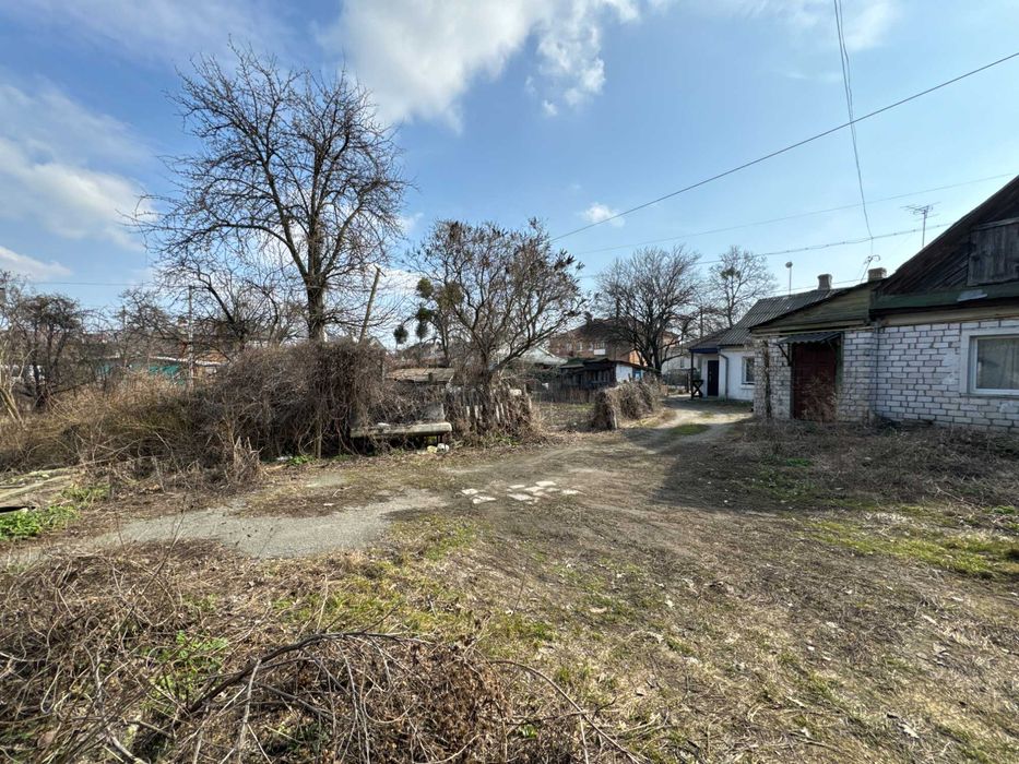 Продаж фасадного приміщення та 13 соток землі в Житомирі