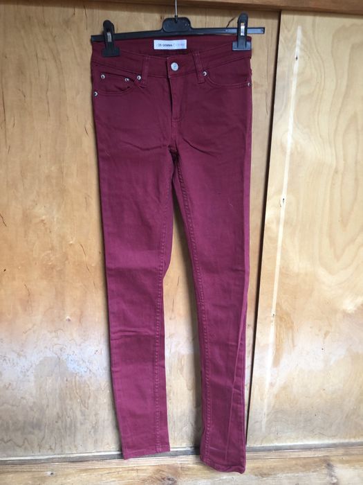 Spodnie przylegające do figury.