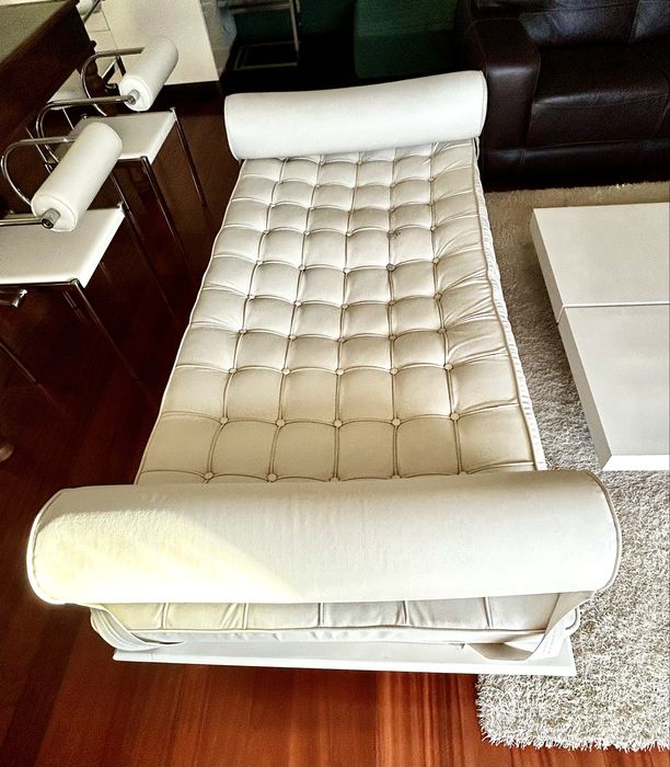 2 banquetas / Chaise longue em pele branca