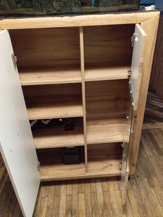 Komoda szafka z półkami.