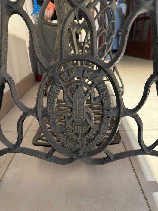 Mesa singer com tampo em ferro forjado revestido em vidrado