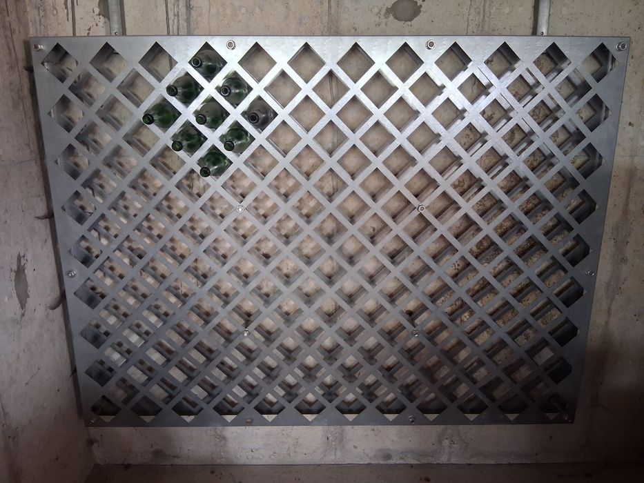 Relador de uvas e garrafeira