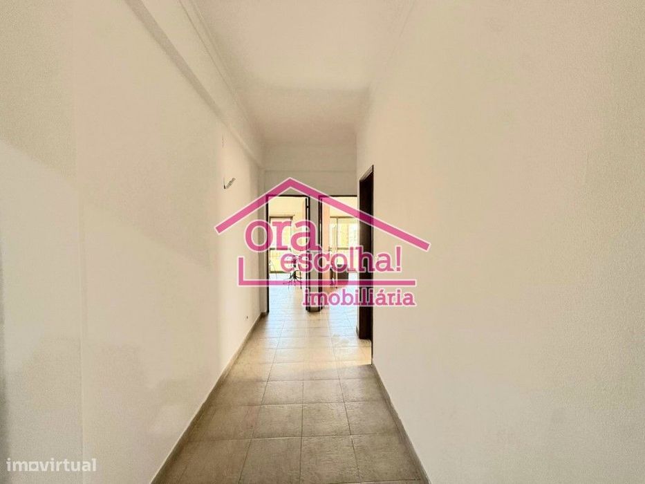 Apartamento T2 com 92 m2 e VARANDA no Centro das Paivas!