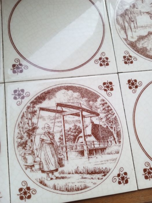 Gazetnik drewniany z kafelkami