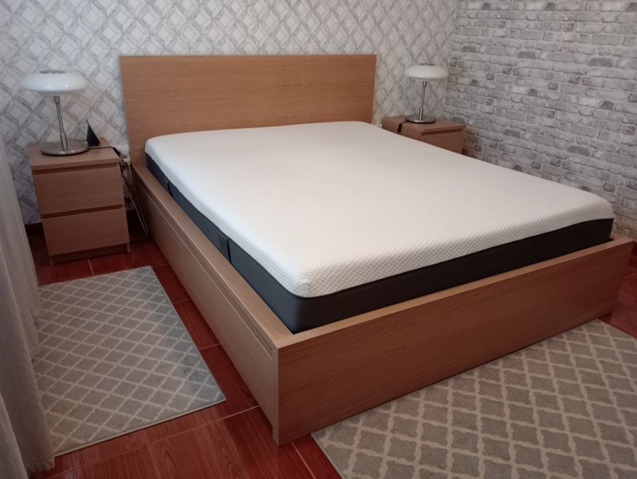 Conjunto de quarto completo – cama + colchão + mesas de cabeceira