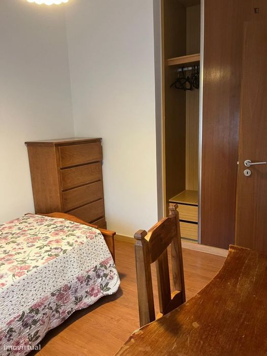 Quarto - localizado em Massarelos Porto