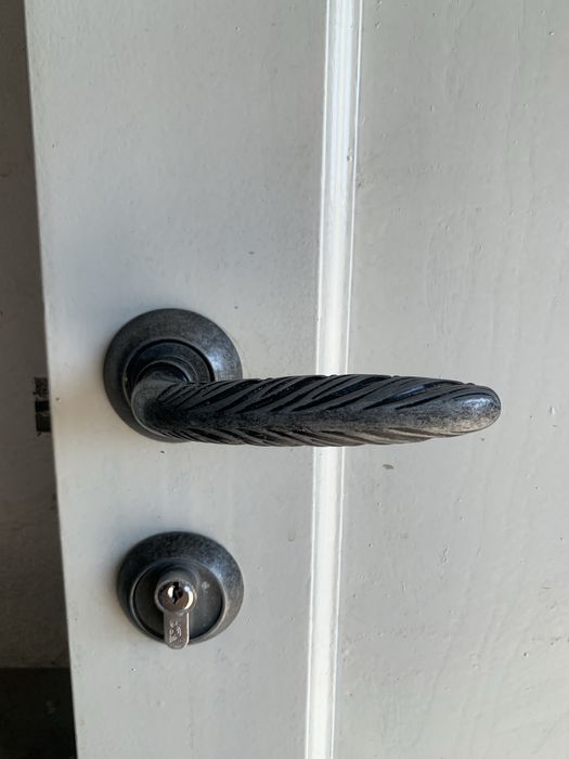 Дверь межкомнатная из масива дерева + комплект ручек