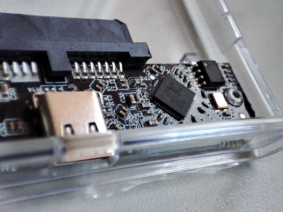Dwie obudowy na dyski 2,5'' SSD, HDD. Ze złączem USB-C. Przeźroczyste.