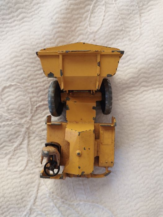Carro muito antigo da Dinky Toys.  vendido no estado em que se encontr
