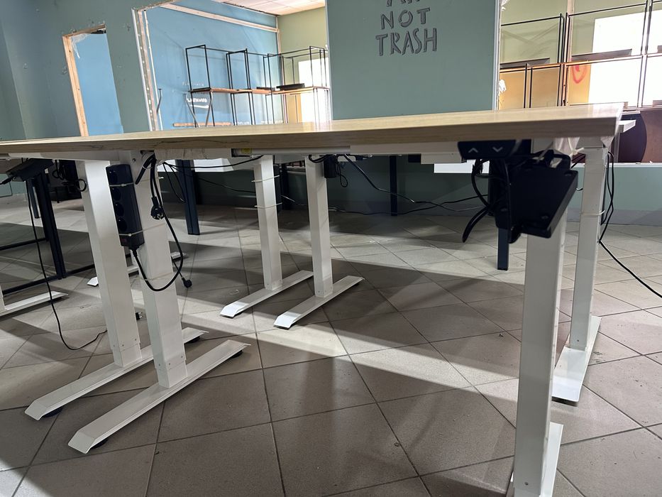 Стіл з електронним регулюванням висоти loctek