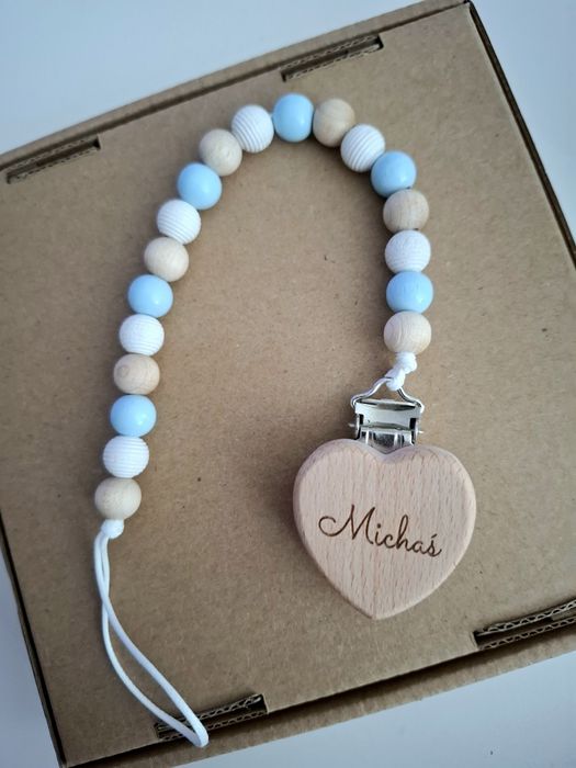 Drewniana zawieszka do smoczka Michaś