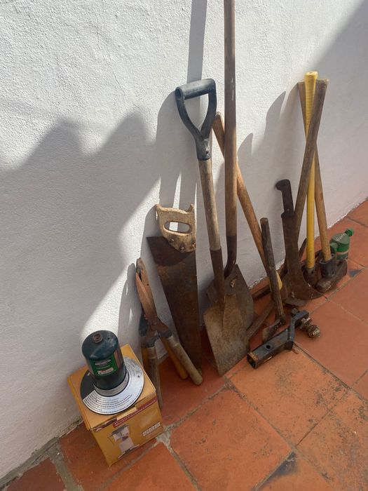 Ferramentas de construção e jardim usadas