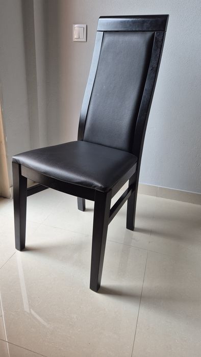 Mesa em madeira com 6 cadeiras